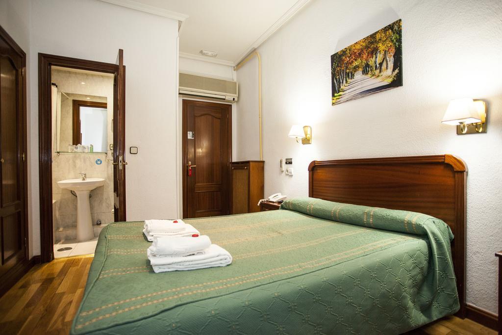 Pension Carrera Madrid Room photo