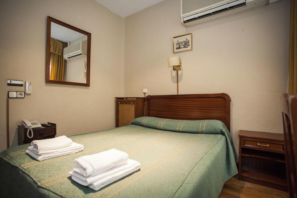 Pension Carrera Madrid Room photo