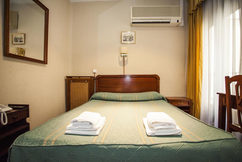 Pension Carrera Madrid Room photo